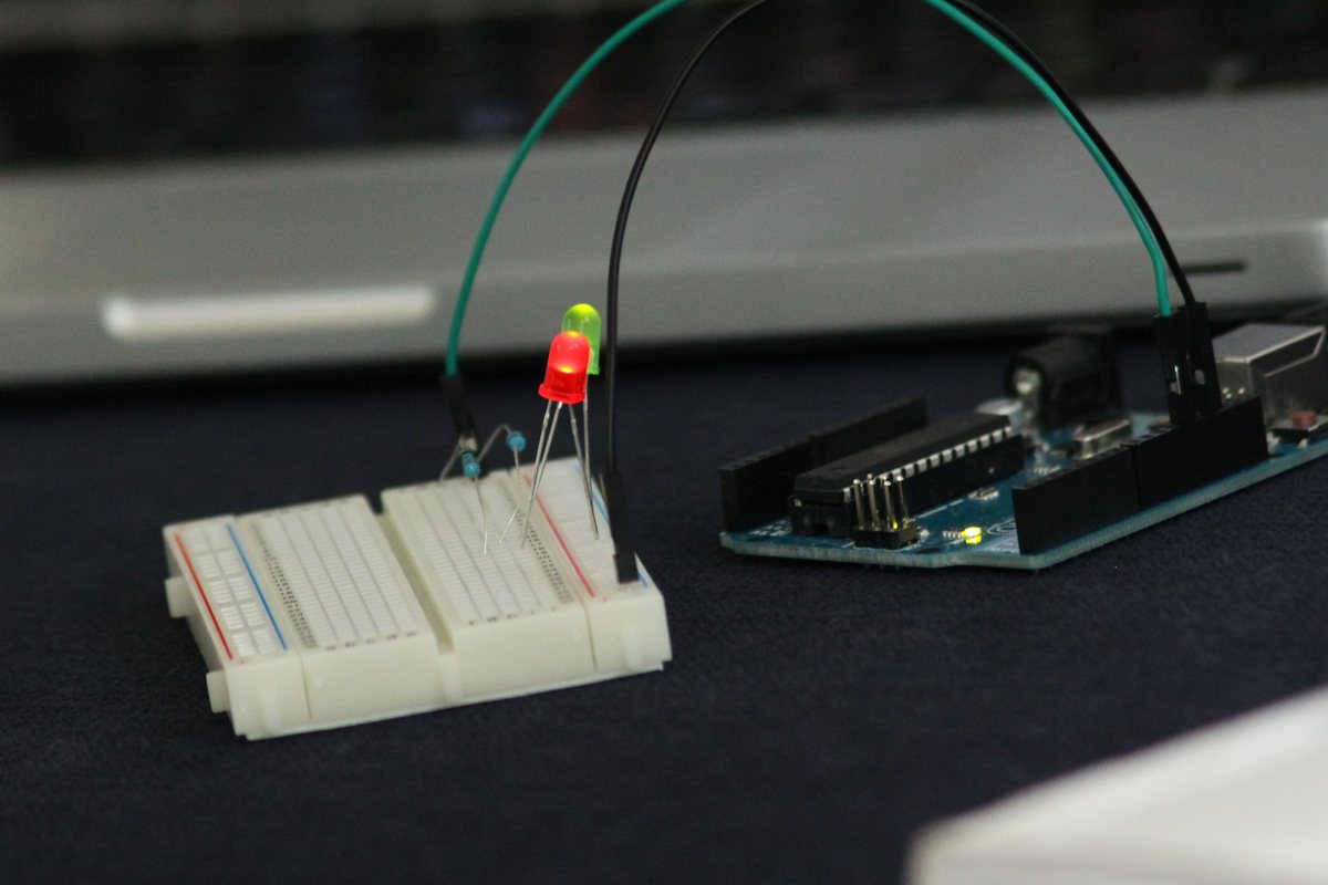 Board mikrokontroler dan breadboard proyek IoT