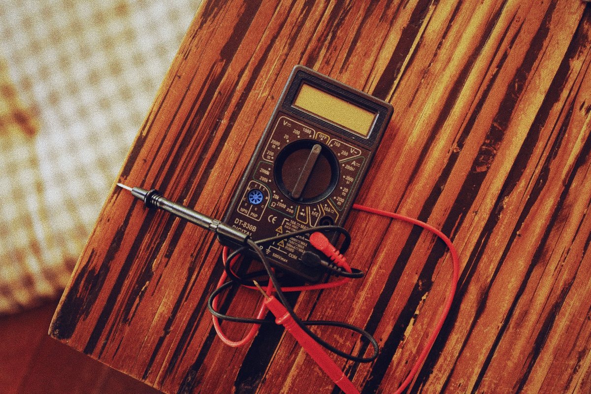 Multimeter digital untuk pengukuran listrik
